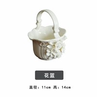 Маленькая цветочная корзина с цветами, собранными вручную.