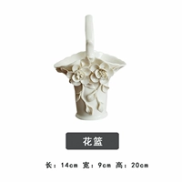 Высокая цветочная корзина с защипнутыми руками цветами