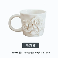 Кружка с цветком, зажатая рукой