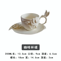 Ручная защипнутая чашка кофе с цветком и птицей