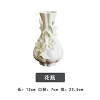 Изысканная ваза с цветами, собранными вручную.