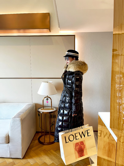 95% White Duck down Jacket for Women, 2025 Winter New Luxury Style with Wolf Fur Collar, Extra Long Quilted Thickened Ski Coat