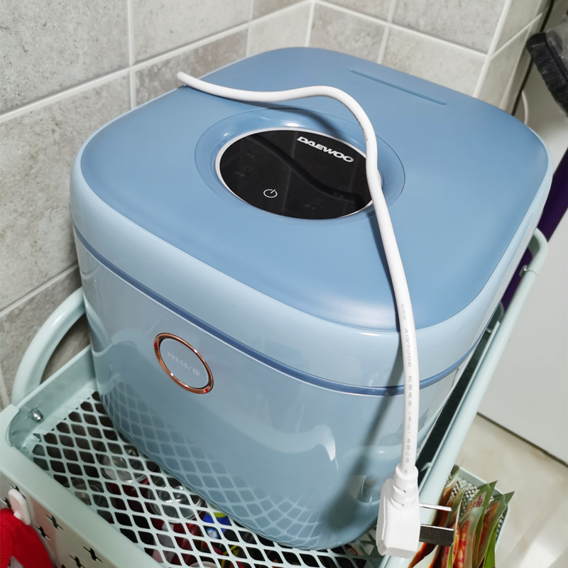 South Korea's Daewoo UV bottle sterilizer with dryer two-in-one baby boy's toy Toy Cabinet