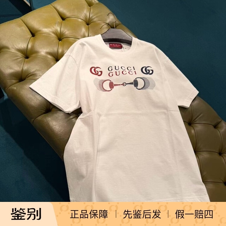 Men's Version of the Gucci White Classic Logo Cotton Short-Sleeve T-Shirt with Horseshoe Buckle Print Pattern Men's Version of the Gucci White Classic Logo Cotton Short-Sleeve T-Shirt with Horseshoe Buckle Print Pattern