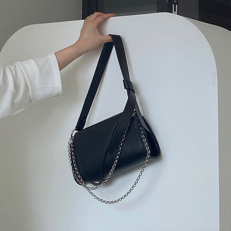 Borsa a tracolla nera con catena elegante e versatile per donna_voghion.com