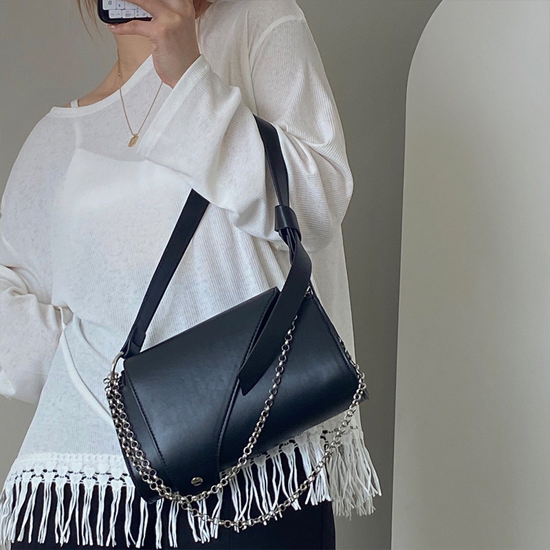 Borsa a tracolla nera con catena elegante e versatile per donna_voghion.com