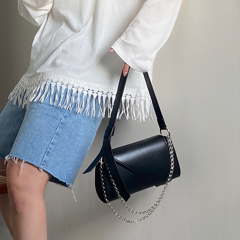 Borsa a tracolla nera con catena elegante e versatile per donna_voghion.com