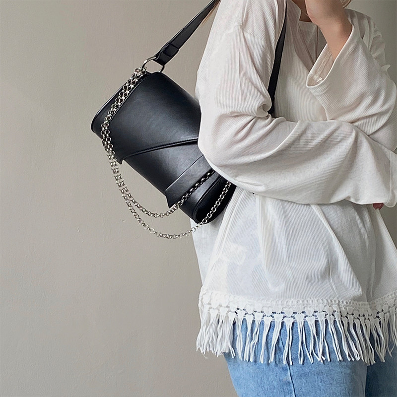 Borsa a tracolla nera con catena elegante e versatile per donna_voghion.com