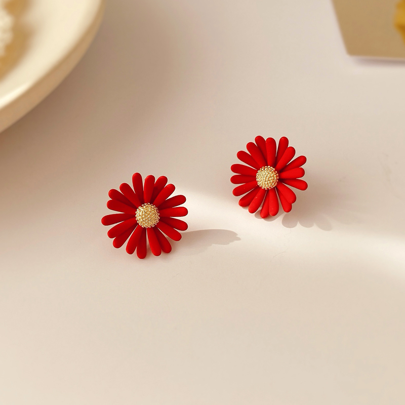 Small daisy ear earrings cute small fresh flower earrings Korean temperament Forest petal silver needle earrings net red super fairy