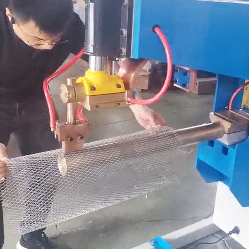 Filter galvanized mesh cylinder straight seam spot welding machine Stainless steel diamond mesh row welding machine Filter mesh automatic welding machine