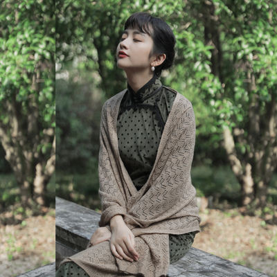 Momo's spring and autumn cheongsam is paired with a retro and artistic hollowed-out wool scarf shawl