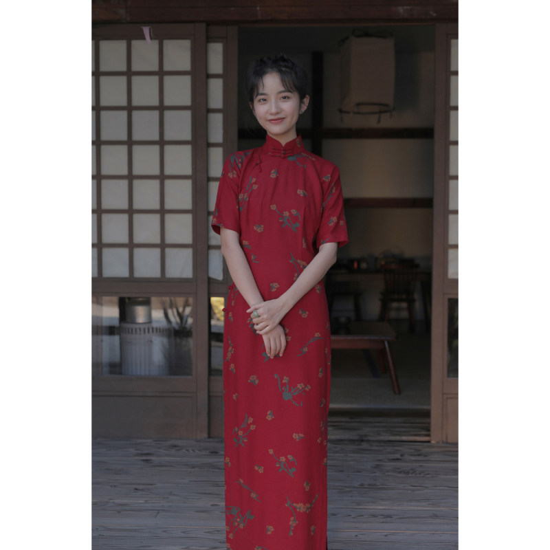 Momo spring and summer quarter-sleeved half-open mid-length version of the retro daily printed linen cheongsam Sumei-dark red