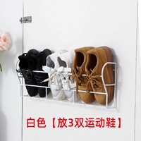 Белая большая спортивная обувь