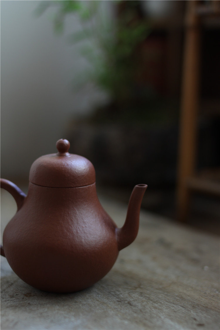 Yixing ấm trà thiết lập trà boutique handmade nhỏ gian hàng 100cc lỗ duy nhất lê da Zhu Mu bình đất sét