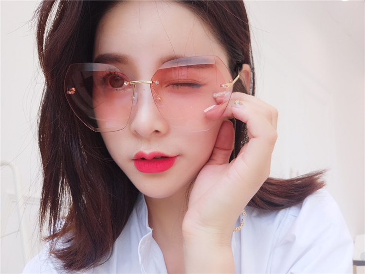 Không thường xuyên frameless pha lê lát kính mát ladies Hàn Quốc đa giác kẹo màu đại dương mảnh gradient kính mát thủy triều