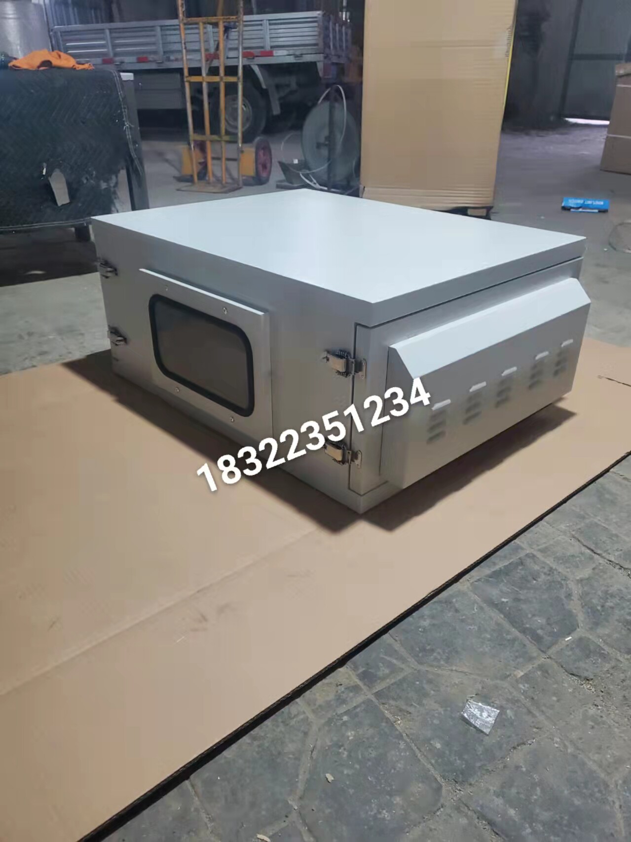 Outdoor projector tri-proof thermostatic box outdoor monitoring box camera Rain-proof dehumidification box projector protective case