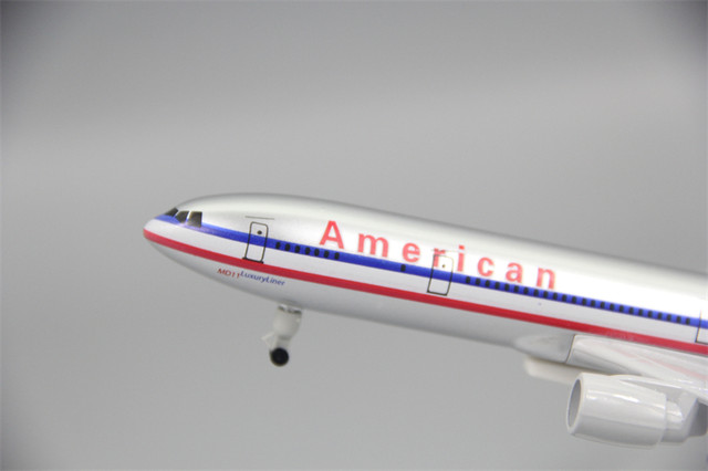 ຍົນ McDonnell Douglas MD11 ຮຸ່ນ American Airlines Dutch ຍົນໂດຍສານໄທ simulation ຍົນໂລຫະປະສົມແບບຈໍາລອງຂອງປະທານແຫ່ງລໍ້