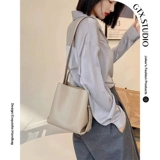 Вместительная и большая оригинальная демисезонная сумка на одно плечо, сумка через плечо, из натуральной кожи