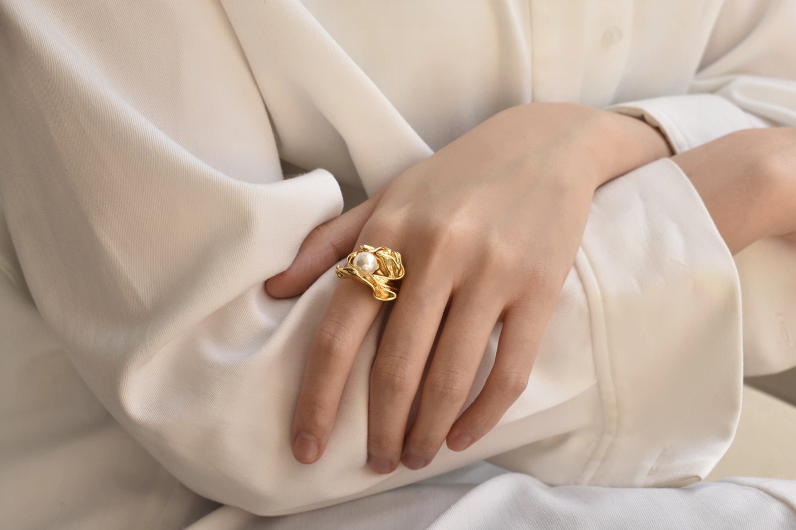 Flower pearl ring female finger European and American style niche designer Internet celebrity cold style retro fold index finger personality ins