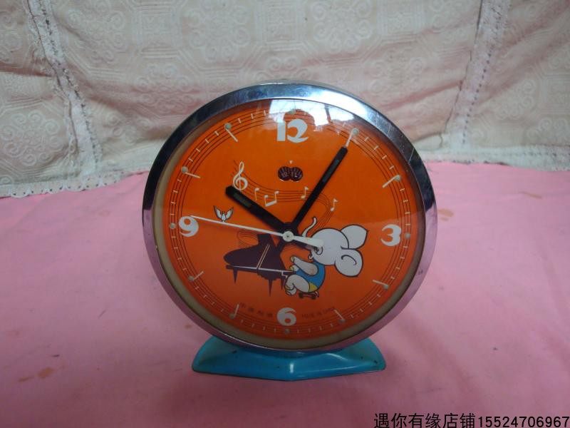 The arm can move the white dove brand alarm clock pure copper movement mechanical winding flying pigeon old seat clock nostalgic old-fashioned object