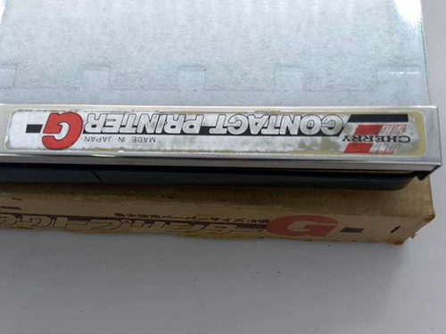 Черно -белая темная комната усиливает печатную пластину давления на выборочную давление Япония Япония