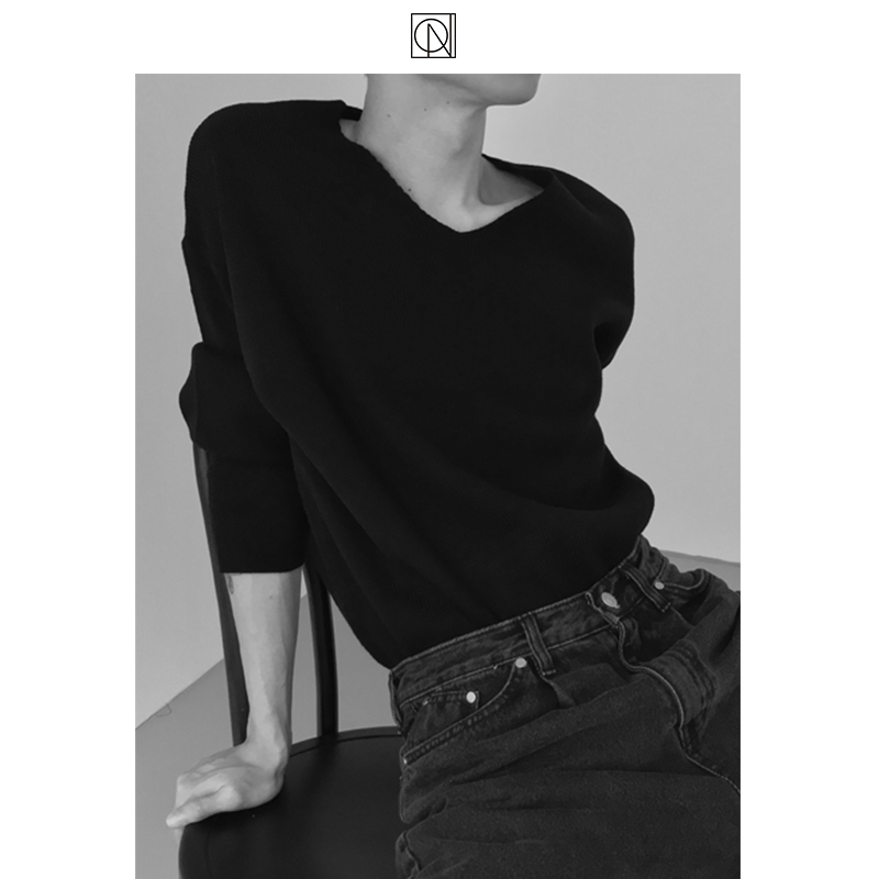 Coln Is a Master at Layering, and the V-Neck Thick Sweater That Shows Off Your Collarbone Line Is Perfect for Fall and Winter Coln Is a Master at Layering, and the V-Neck Thick Sweater That Shows Off Your Collarbone Line Is Perfect for Fall and Winter