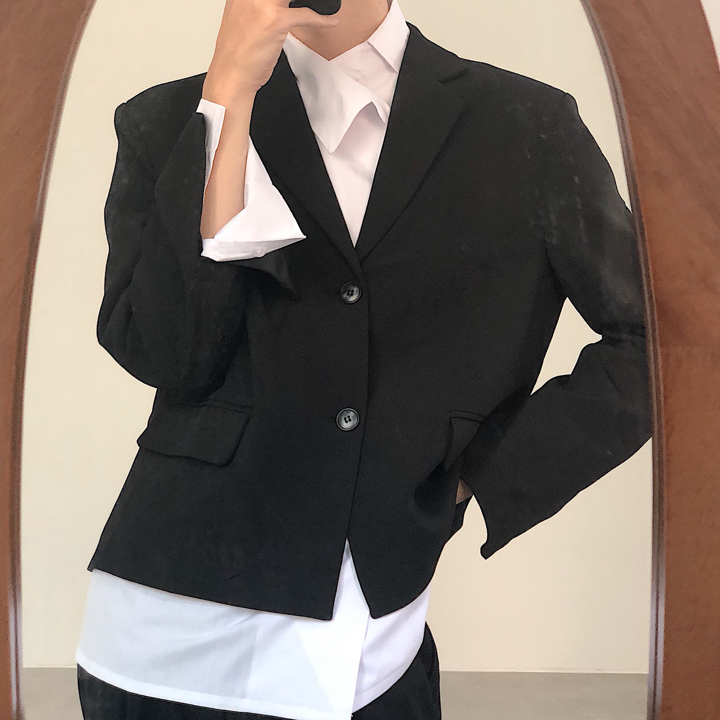 COLN rejects boring suits Ultra-short-cut design blazers that coexist with high-end fashion