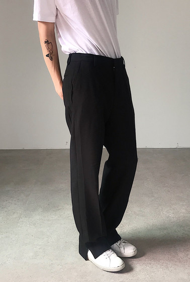 COLN is matched with dozens of sets of Look. If you like COLN, please wear this pair of casual straight trousers with split legs.