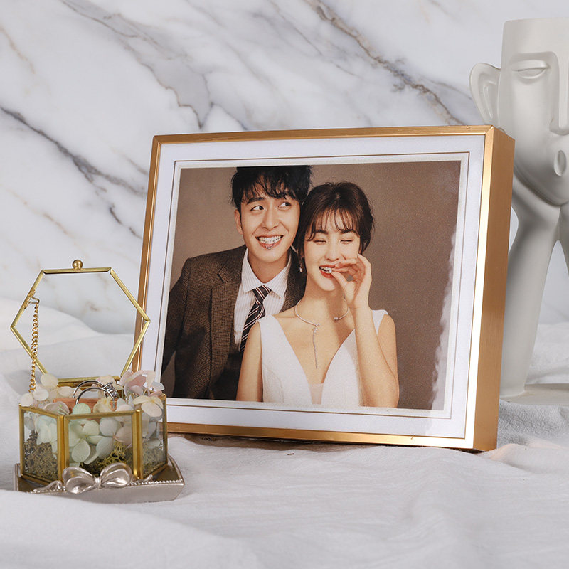 Wash photo made into photo frame swing table to make baby wedding picture photo to customize crystal pendulum decoration flush and add frame light and luxurious