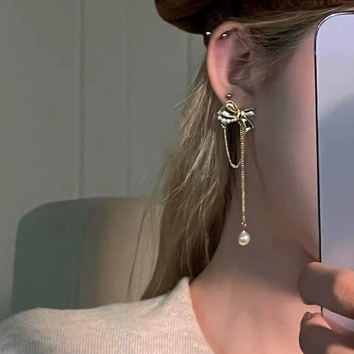 Изысканные золотые серьги с бантиком из жемчуга, (в наличии на складе)