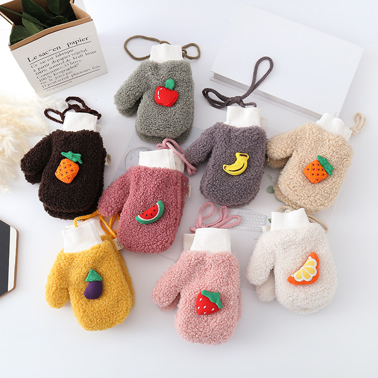 Autumn and winter 19 new children's girl baby fashion fruit lambskin warm plus velvet with finger hanging neck gloves