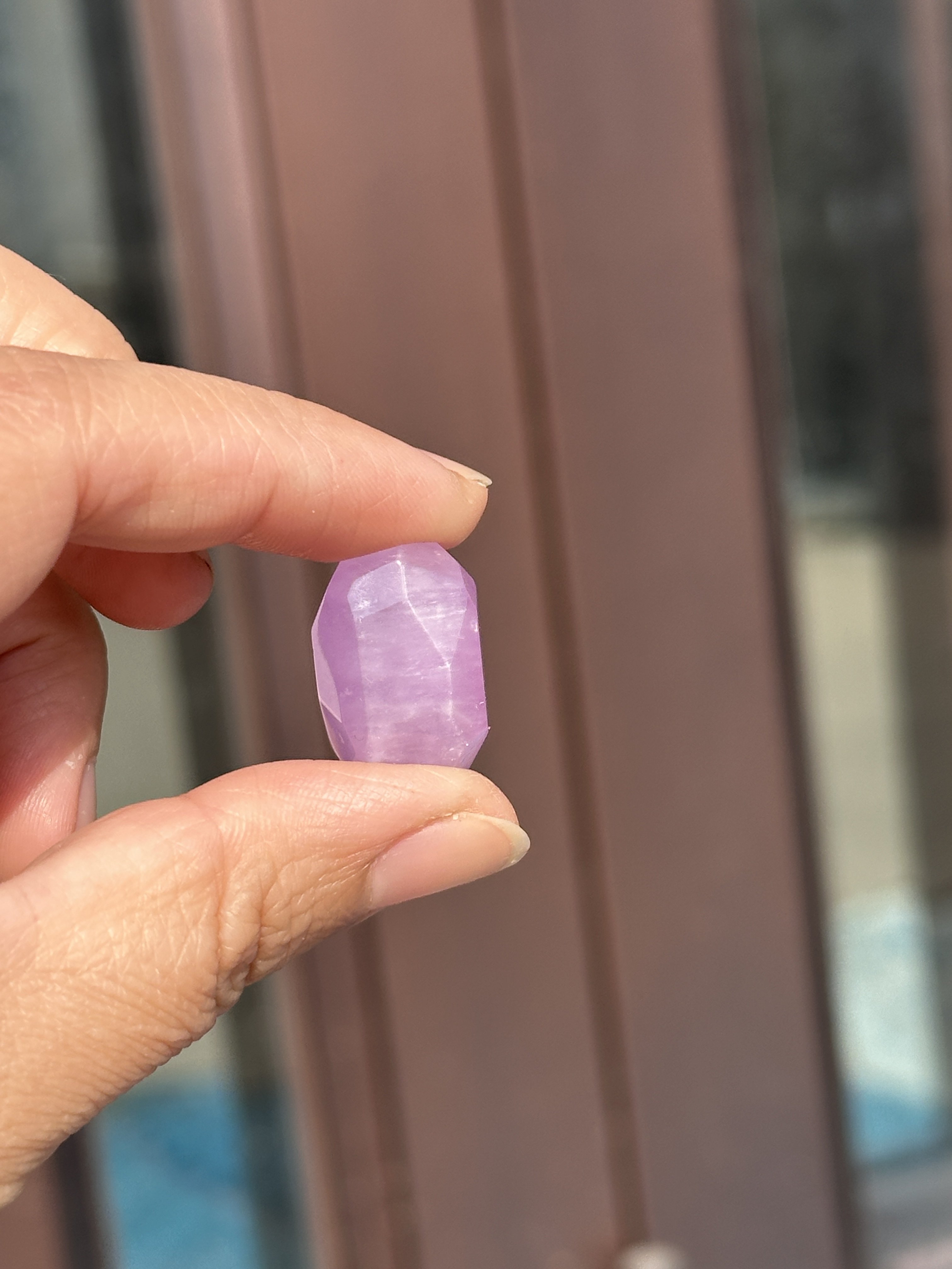 天然のクンツァイトの不規則な結晶は、優れた色合いを持ち、1グラムあたり12ドルで販売されています。