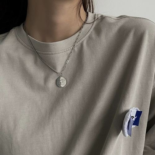 Небольшая дизайнерская металлическая брендовая подвеска, аксессуар в стиле хип-хоп, тренд сезона, популярно в интернете