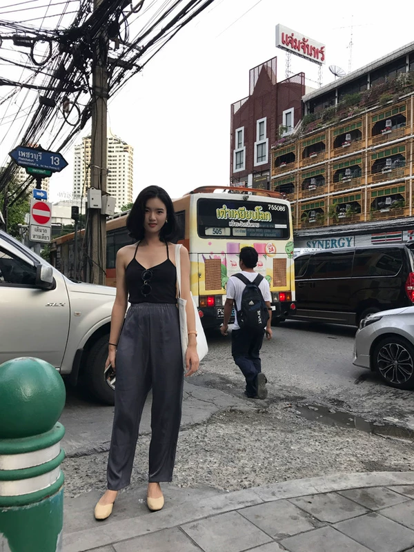 Mùa hè mới nổi tiếng với cùng một đoạn dây treo cổ quai ngang quai đen thoải mái áo vest chạm đáy áo vest nữ hàn quốc