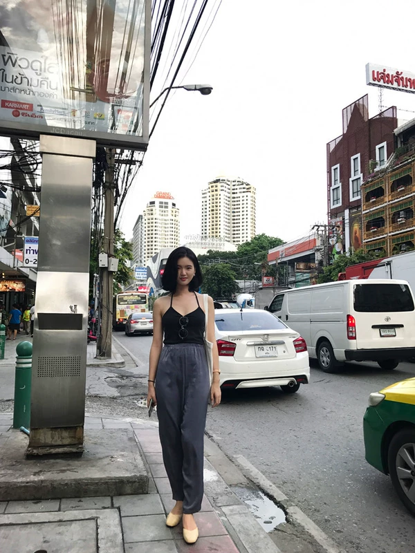 Mùa hè mới nổi tiếng với cùng một đoạn dây treo cổ quai ngang quai đen thoải mái áo vest chạm đáy áo vest nữ hàn quốc
