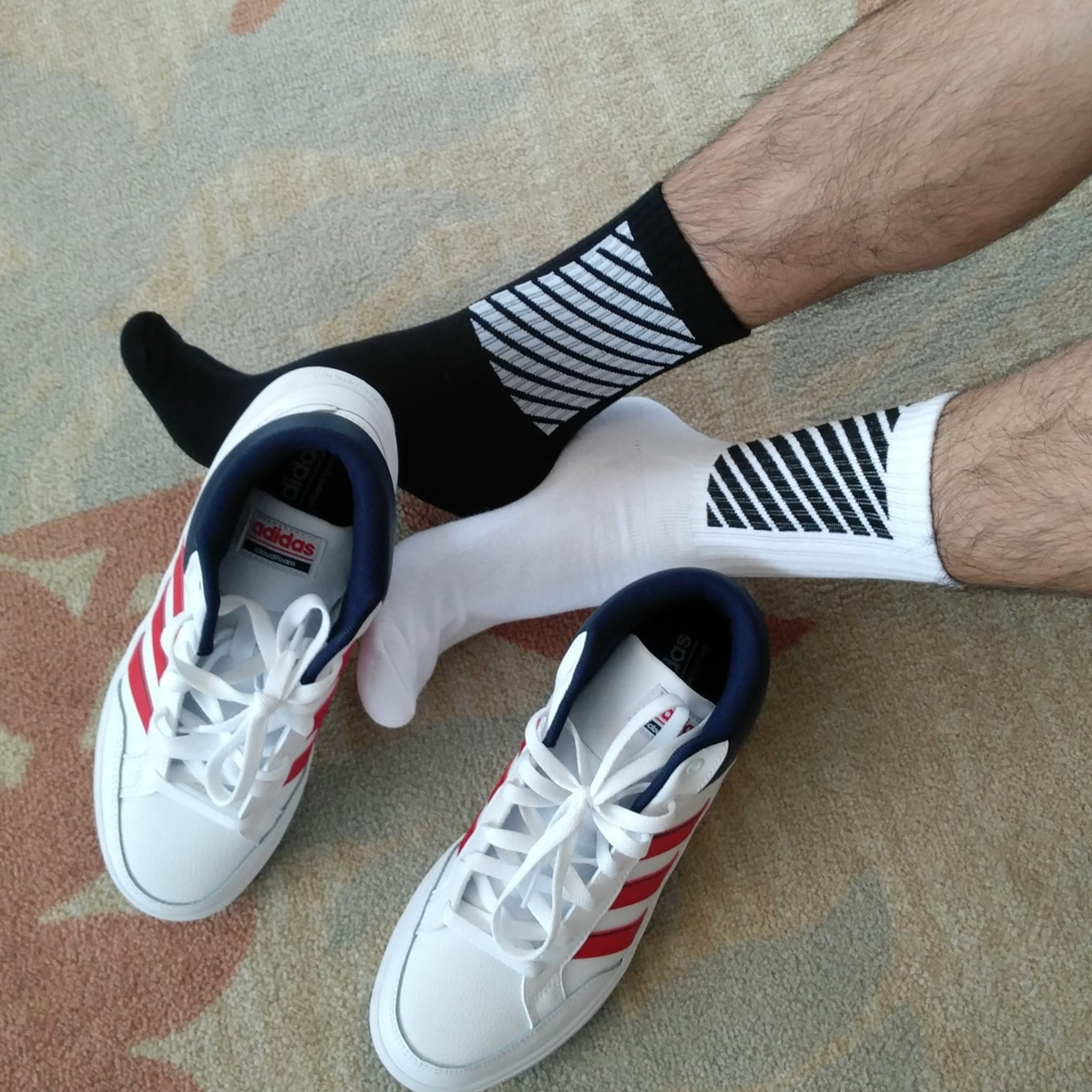 Three pairs of men's cotton mid-tube socks thickened sweat-absorbing deodorant breathable sports socks Korean version of the four seasons white socks college style