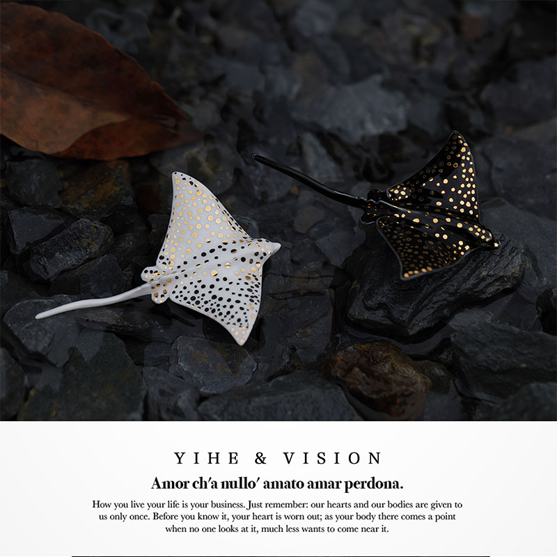 YIHE original design spotted eagle ray literary niche marine life black and white couple hand-painted ceramic brooch