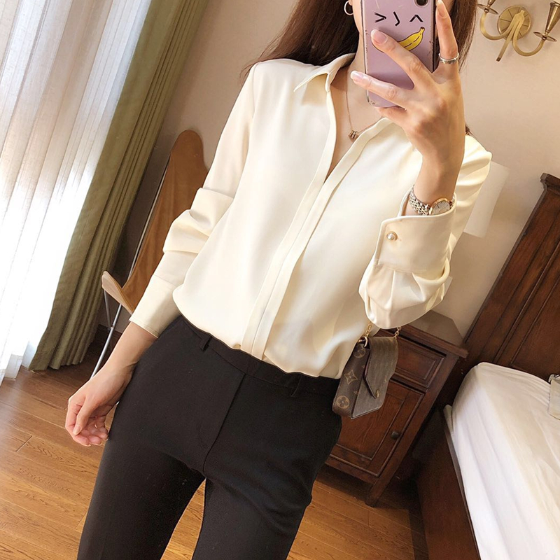 The intellectual V-collar is super comfortable and wrinkle-resistant, high-hanging temperament thin long-sleeved shirt women's new 2020