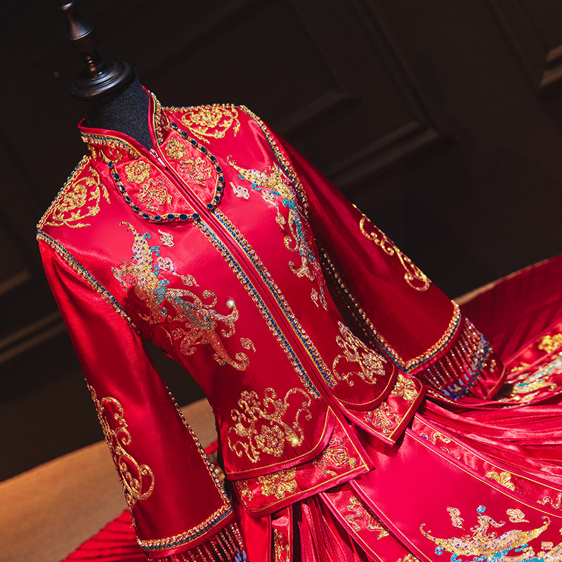 The new show and the bride are married to a vintachio, retro Chinese-style wedding gown, and a dragon and an Fenghang are thin out of the attic