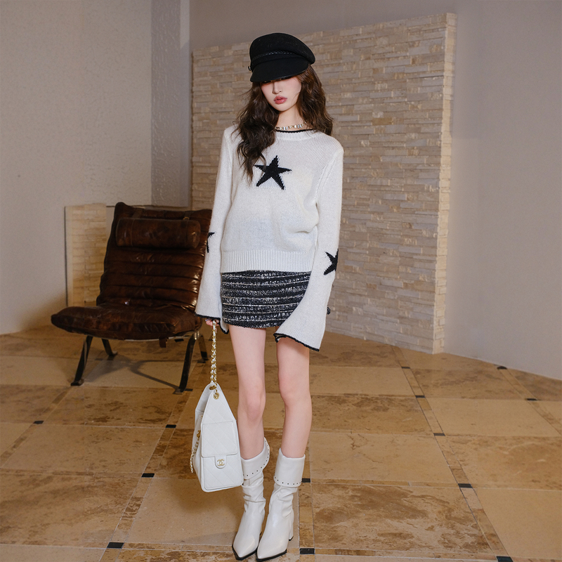 Miuco Black and White Contrasting Color Five-Pointed Star Jacquard Sweater with Bell Sleeves, Waist-Cinching, Unique and Beautiful, Age-Reducing and Slimming Top for Women