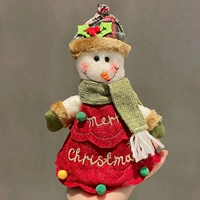 Модель снеговика с красной юбкой