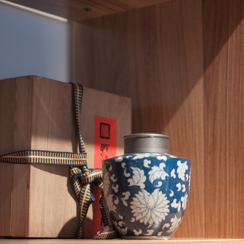 Jingdezhen ceramic tea pot seal moisture small household receives deposit tea store POTS with cover tea container