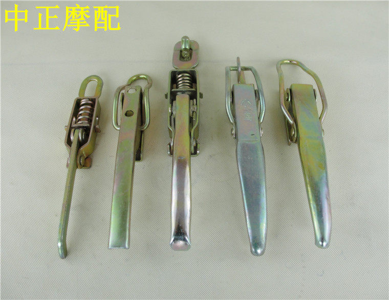 Thickened door buckle assembly for tricycle