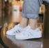 ADIDAS clover SUPERSTAR Giày nữ Adi vàng tiêu chuẩn vỏ đen và trắng FU7712 / C77154 - Dép / giày thường