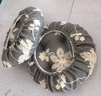 Темно -серая вышитая подушка