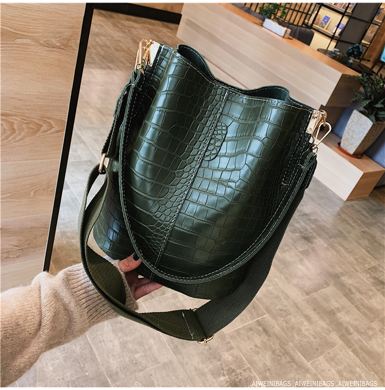 Túi xách nữ 2019 phiên bản Hàn Quốc mới của thủy triều hoang dã mẫu cá sấu xô túi retro rộng vai đeo vai Messenger túi lớn - Túi xách nữ tui xach