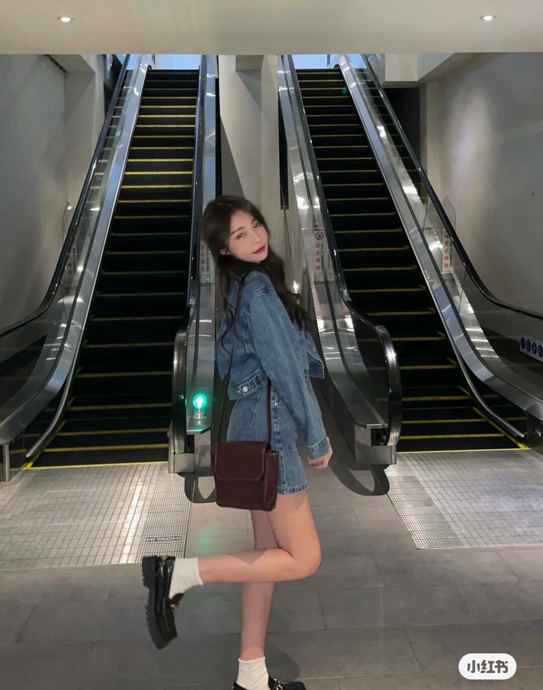 Spot first rich American sweet and cool back to school hot girl high-quality denim jacket + anti-walking light a word denim half skirt