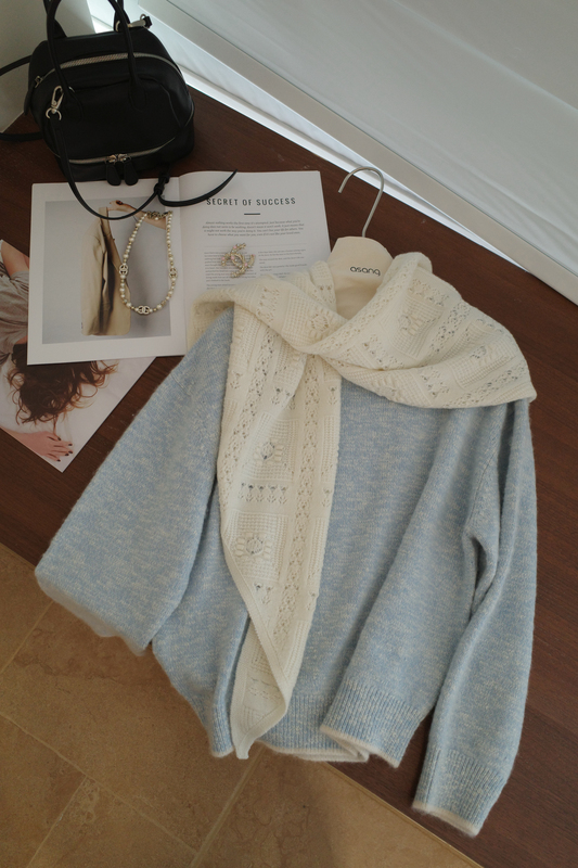 Sangsangzi Kangbaolai's Blue Crew Neck Sweater Made of 100% Cashmere Yarn Sangsangzi Kangbaolai's Blue Crew Neck Sweater Made of 100% Cashmere Yarn