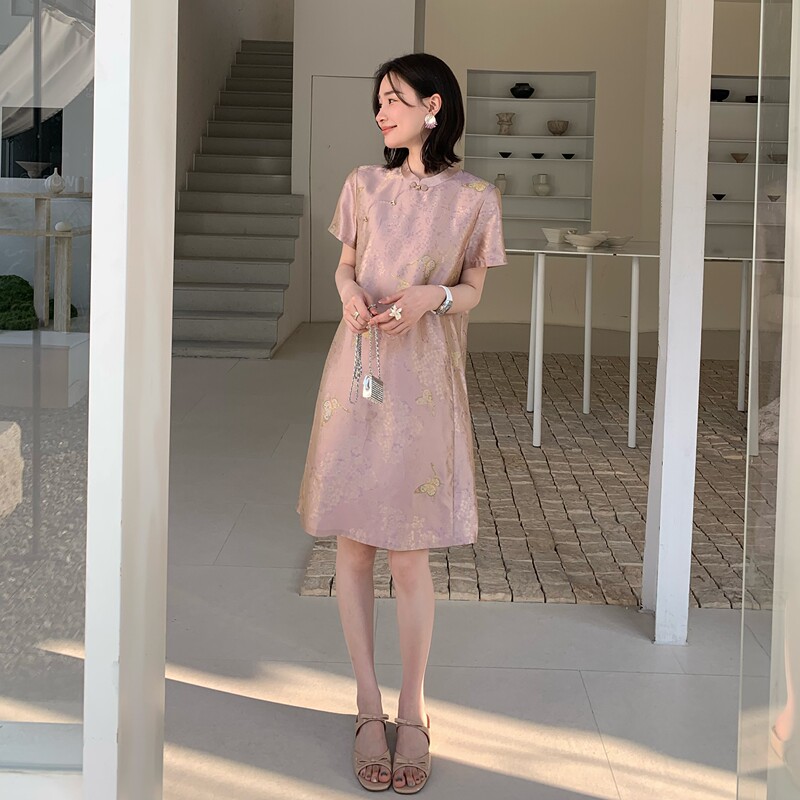Qiu Yingying's 100% Mulberry Silk 16 Momme New Chinese-Style Cheongsam Dress with a Pattern of Cloud Butterflies and Floating Light Qiu Yingying's 100% Mulberry Silk 16 Momme New Chinese-Style Cheongsam Dress with a Pattern of Cloud Butterflies and Floating Light
