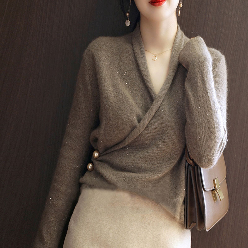 2021 new collarbone v-neck gothic New Year's red raccoon fleece sweater women's design sense French niche